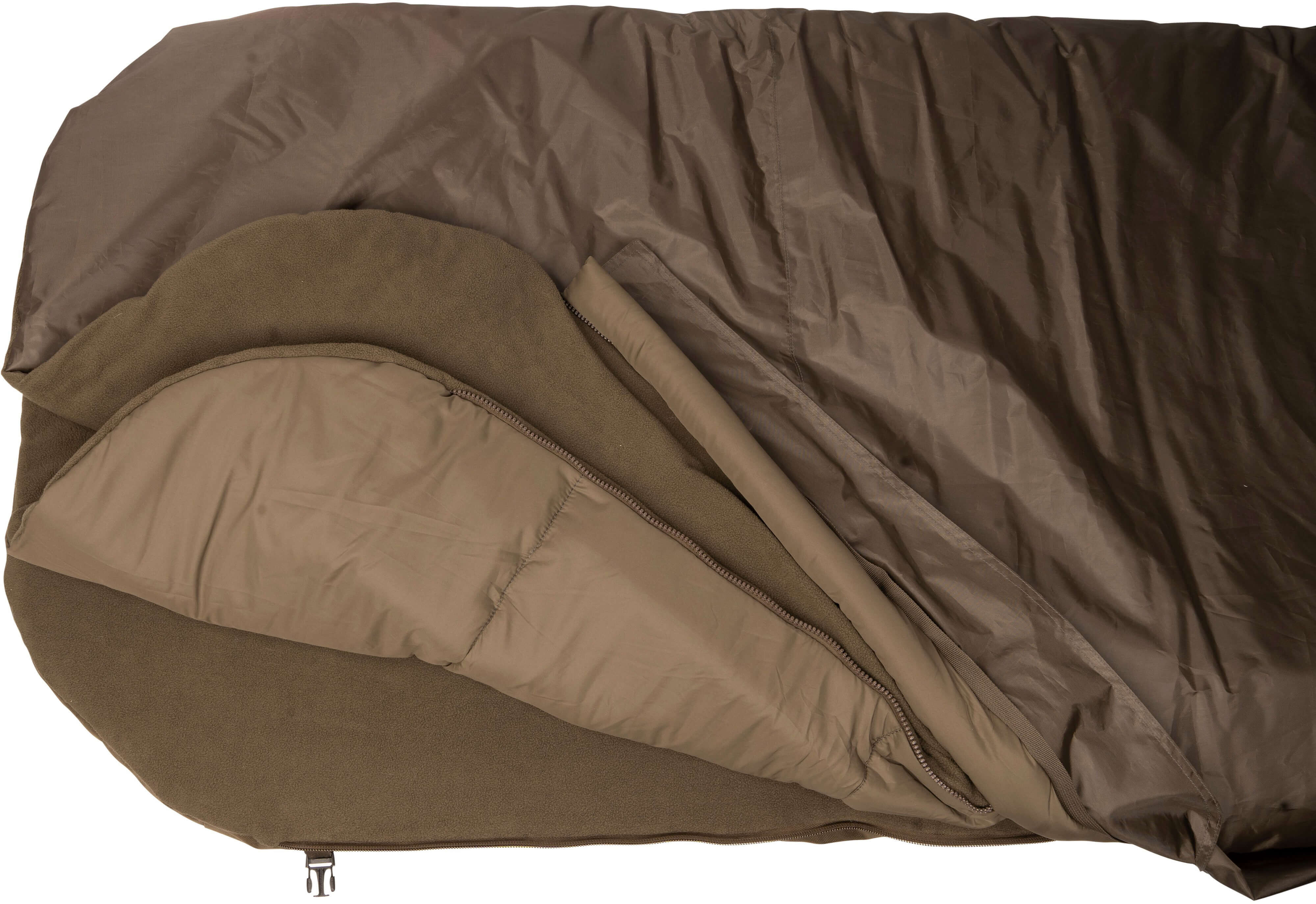Cómodo saco de dormir para pescadores de carpas, perfecto para salidas de pesca nocturnas.