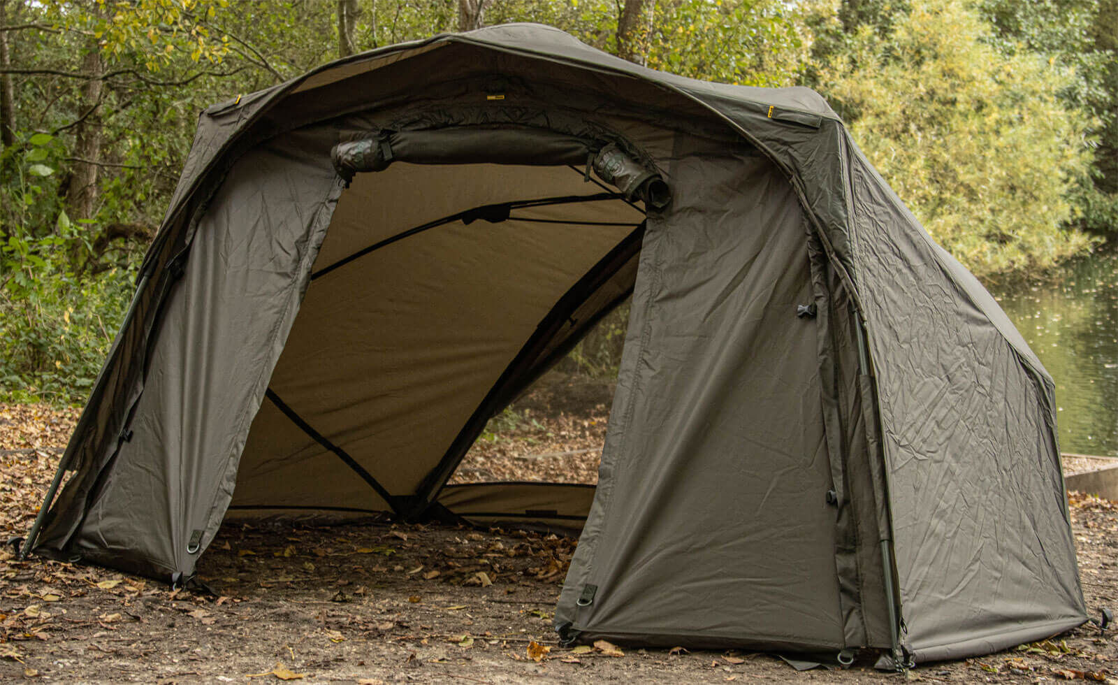 solar-ug01-brolly-3 Geräumiger Angelschutz für Karpfenangler, der Schutz und Komfort bietet.