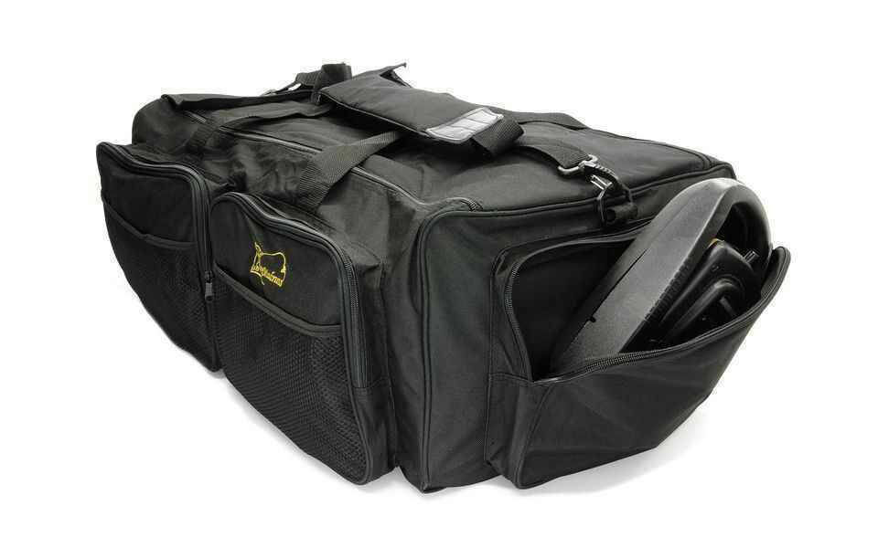 Tasche-fuer-Futterboot-Black-Line-Edition_b2-png Odolná taška na rybářské náčiní s více přihrádkami pro uložení náčiní na lov kaprů.