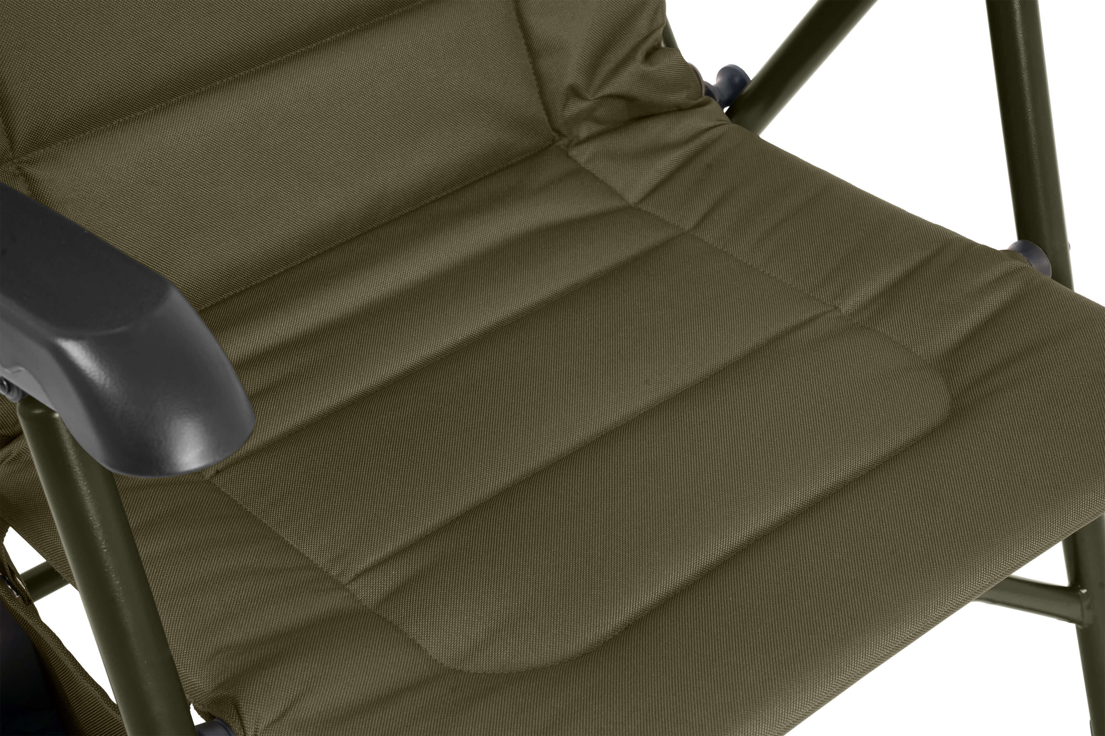 Cómoda silla de pesca diseñada para largas horas de pesca de carpas con soporte resistente.