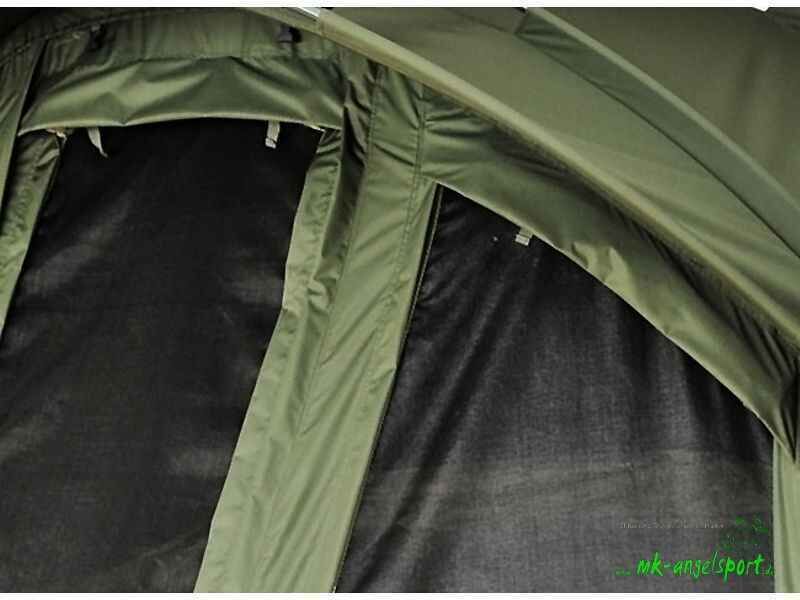 PRO-ZONE-SX-1-Man-Bivvy-_b6-png Innenansicht eines geräumigen Angelzeltes, ideal für Karpfenangler, die Komfort suchen.