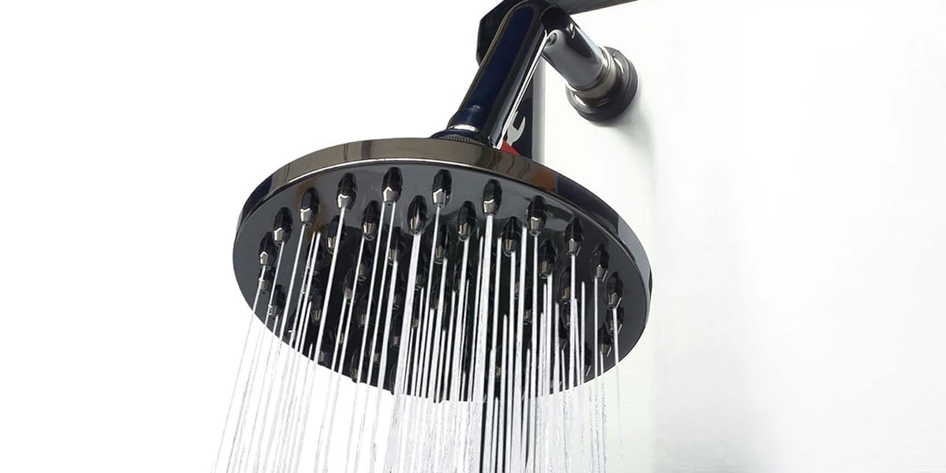 Hoogwaardige douchekop die zorgt voor een verfrissende waterstroom na een lange visdag.