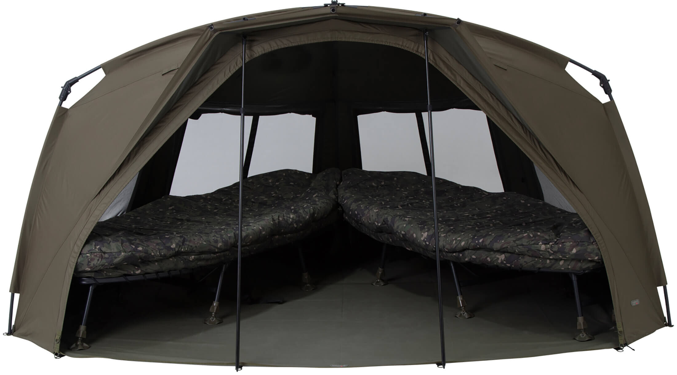 Tente de pêche spacieuse avec des lits confortables pour une expérience de pêche relaxante.
