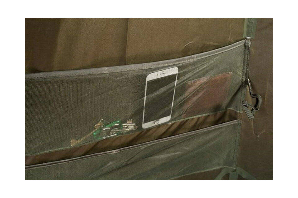 nash-t1200-lifebank-bivvy-4 Das Nash Banklife Gazebo Bivvy besitzt genügend gut durchdachter Staufächer.