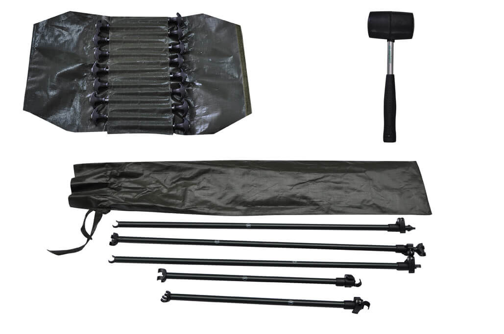 zubehoer-3man-5season-bivvy Unverzichtbare Ausrüstung zum Karpfenangeln, einschließlich Banksticks, Hammer und Aufbewahrungstasche für Angler.