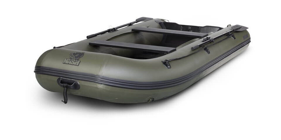 Duurzame opblaasbare vissersboot ontworpen voor karpervissers, perfect voor avonturen op het meer.