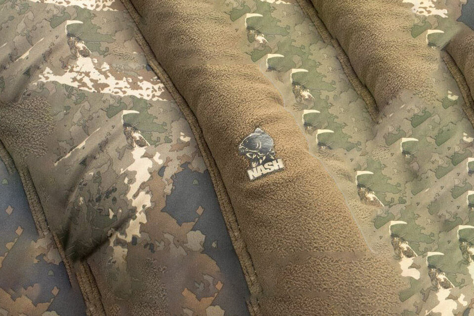 nash-indulgence-moonchair Die breiten Armpolsterungen im Camoflage-Design sind wechselbar und passen auch andere Nash Stühle.