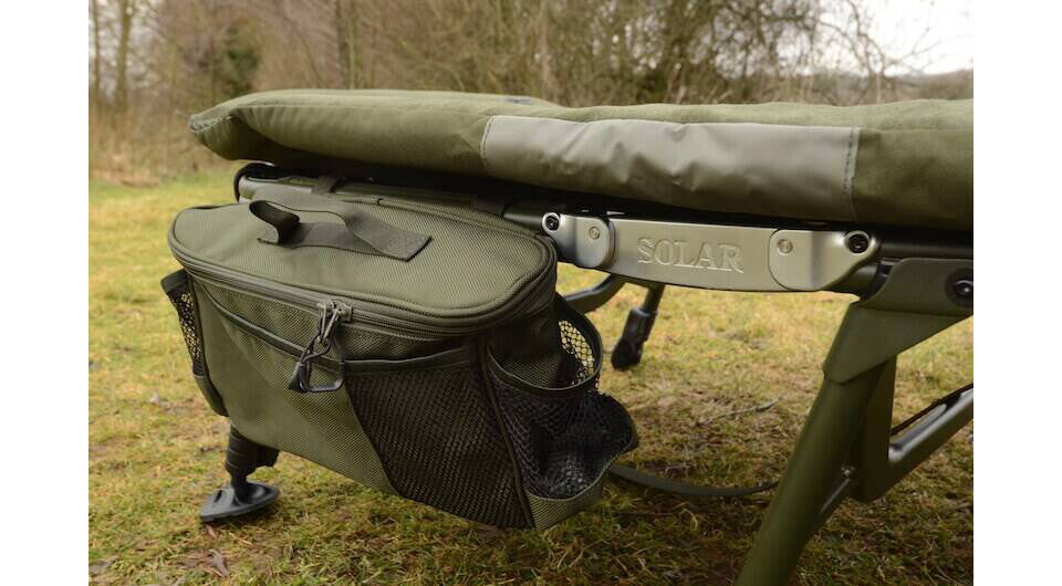solar-CH02-bedchair-7 Comfortabele visbedstoel met opbergruimte voor uitrusting en accessoires, perfect voor karpervissers.