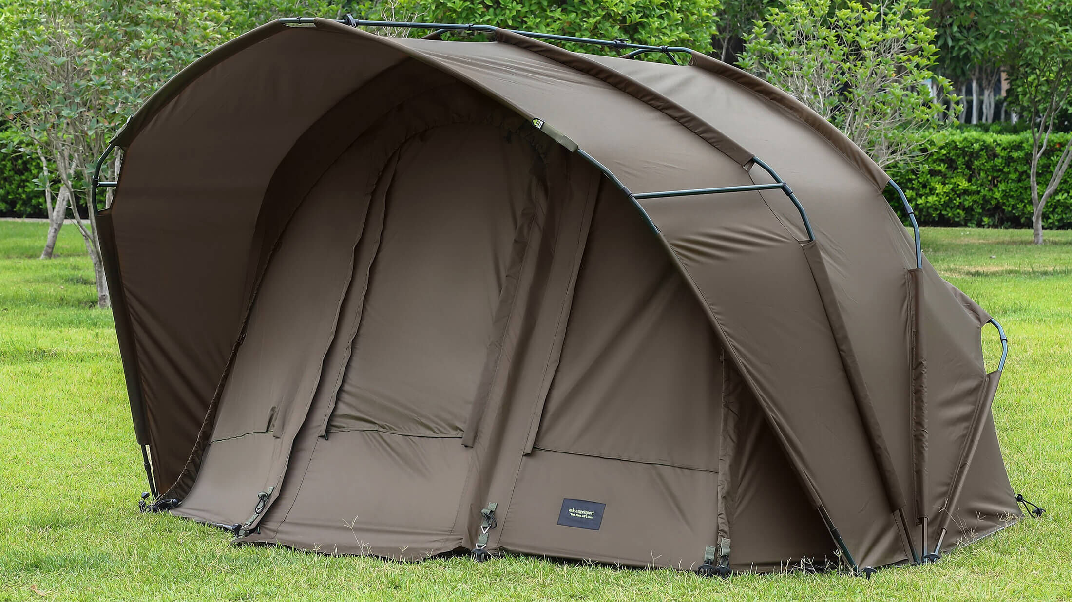 Spaziosa tenda da pesca progettata per i carpisti, offre comfort e protezione.