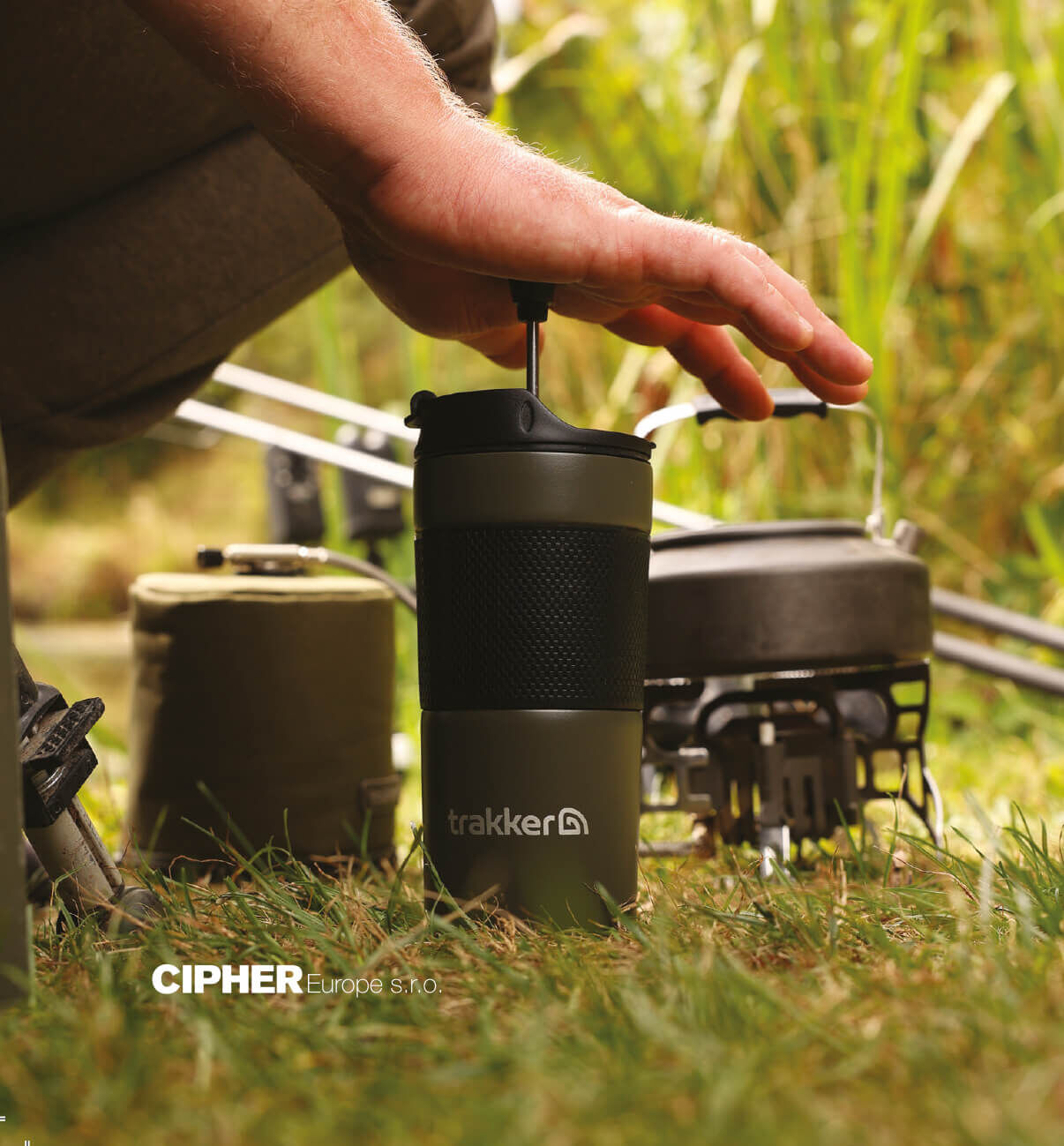 Un pescador prepara una taza Trakker mientras prepara los aparejos para un exitoso viaje de pesca de carpas.