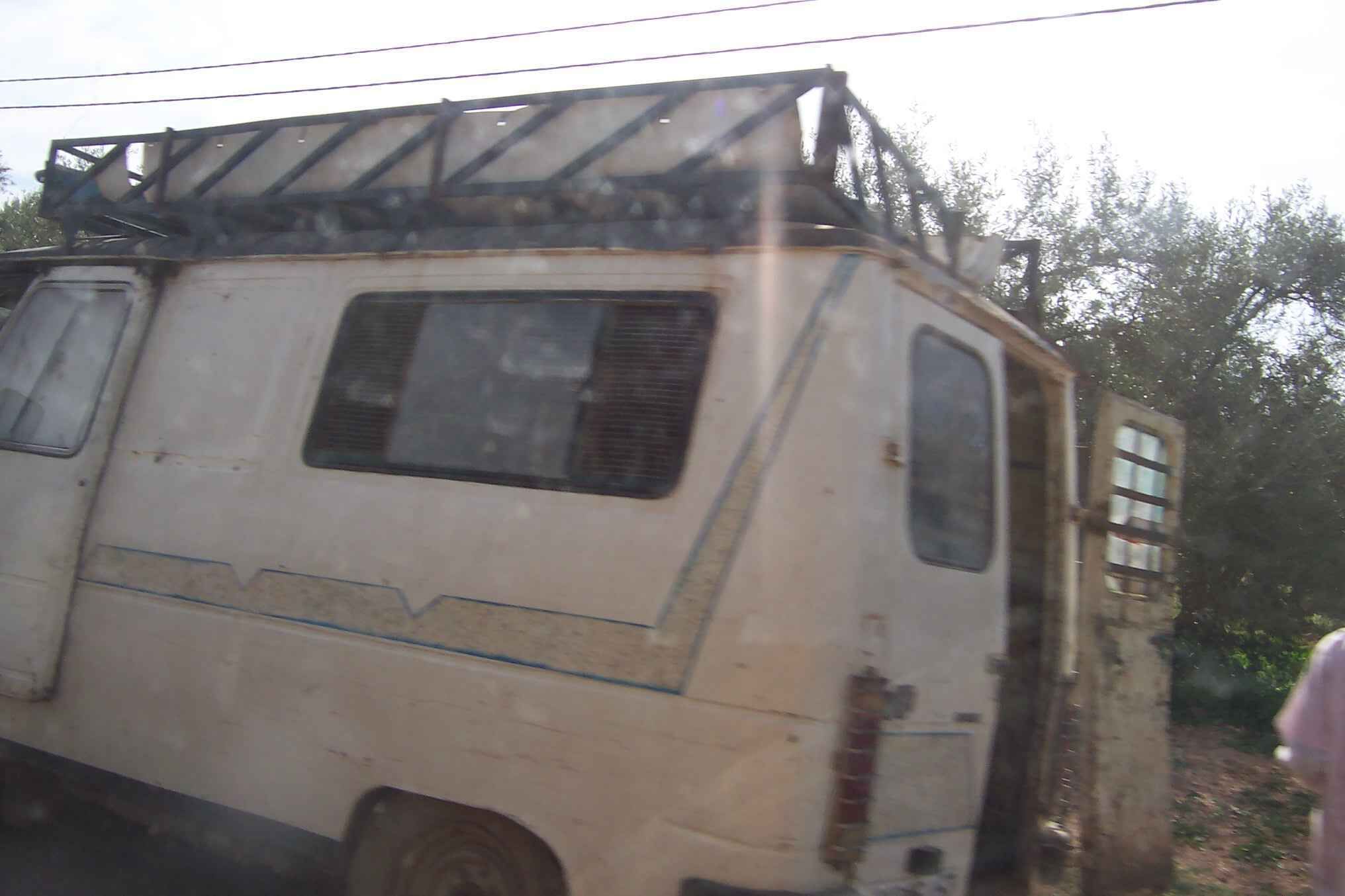 Auto-Nr2-R-ckfahrt-BeneMilla-Casablanca Alter Fischertransporter mit Ausrüstung oben, ideal für den Transport von Angelgeräten und Booten.