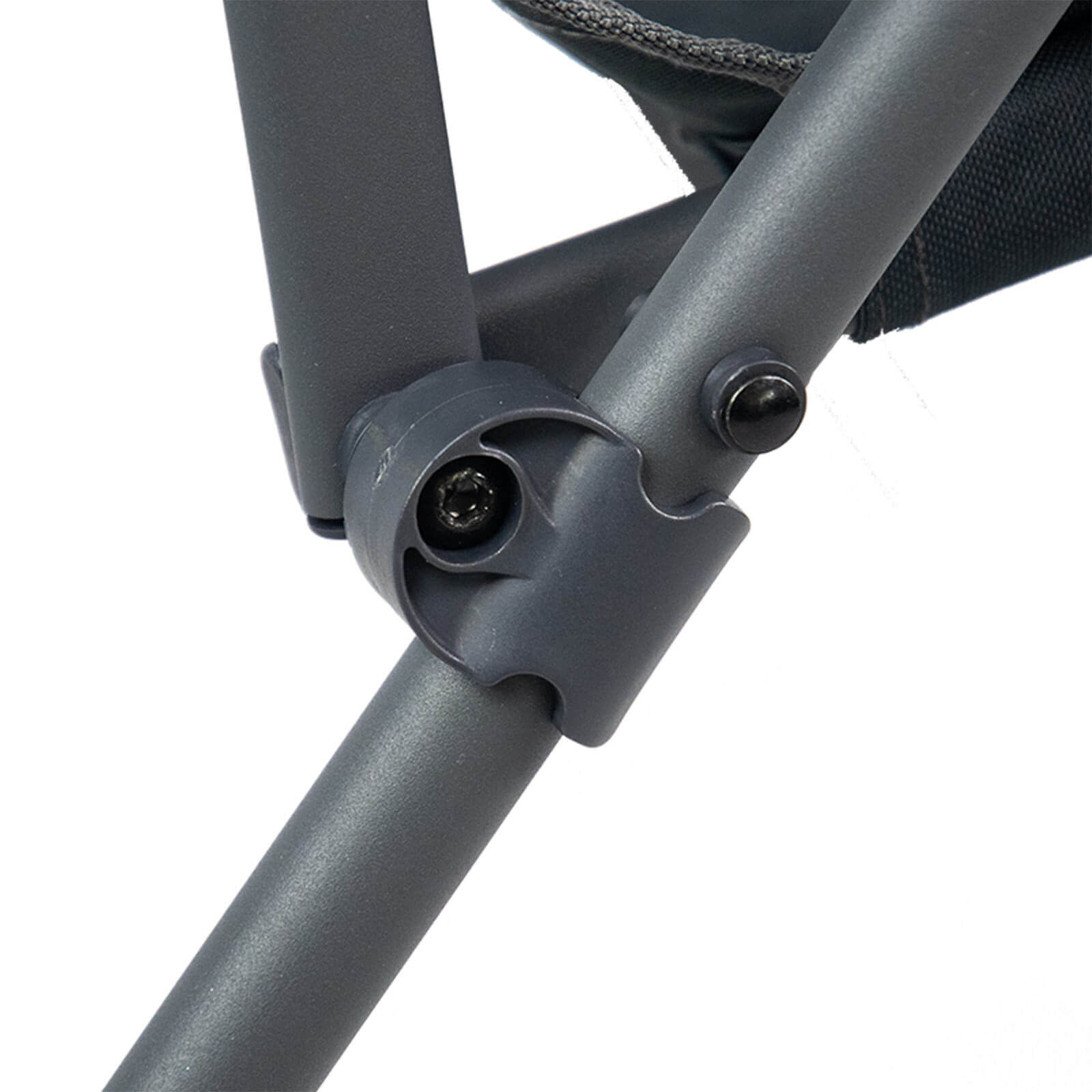 camping-stuhl-hoch-4 Primer plano de la estructura duradera de una silla de pesca, esencial para pescar carpas cómodamente.