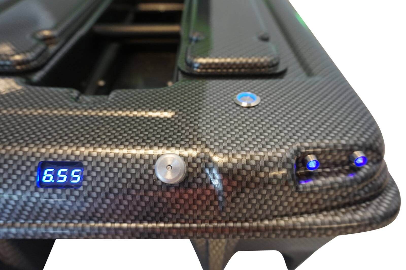 bait-boat-xjet Nahaufnahme einer High-Tech-Angelbox mit Digitalanzeige für Karpfenangler.