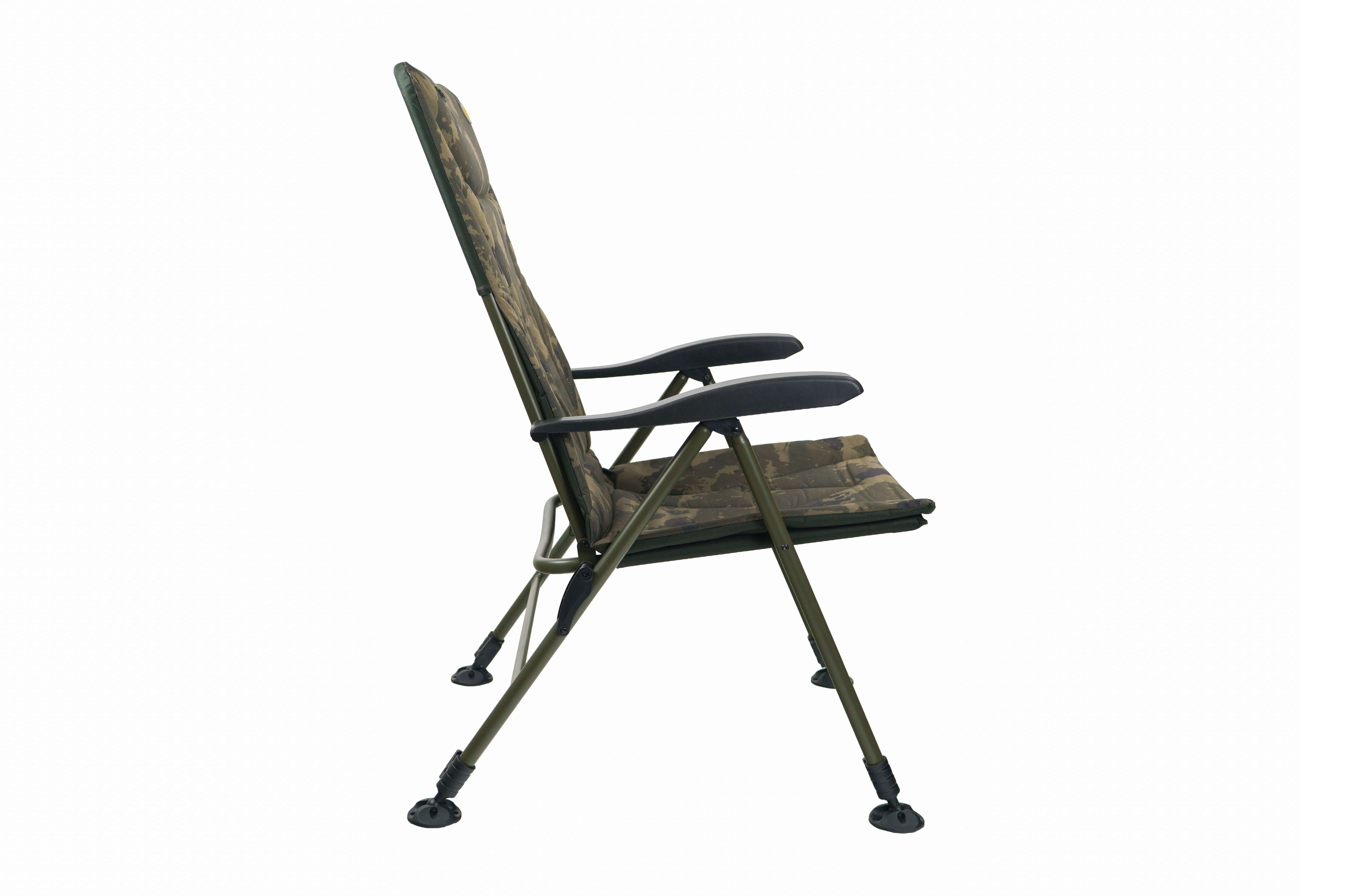 Zijaanzicht van een comfortabele karpervisstoel met camouflagepatroon en verstelbare modderpoten.