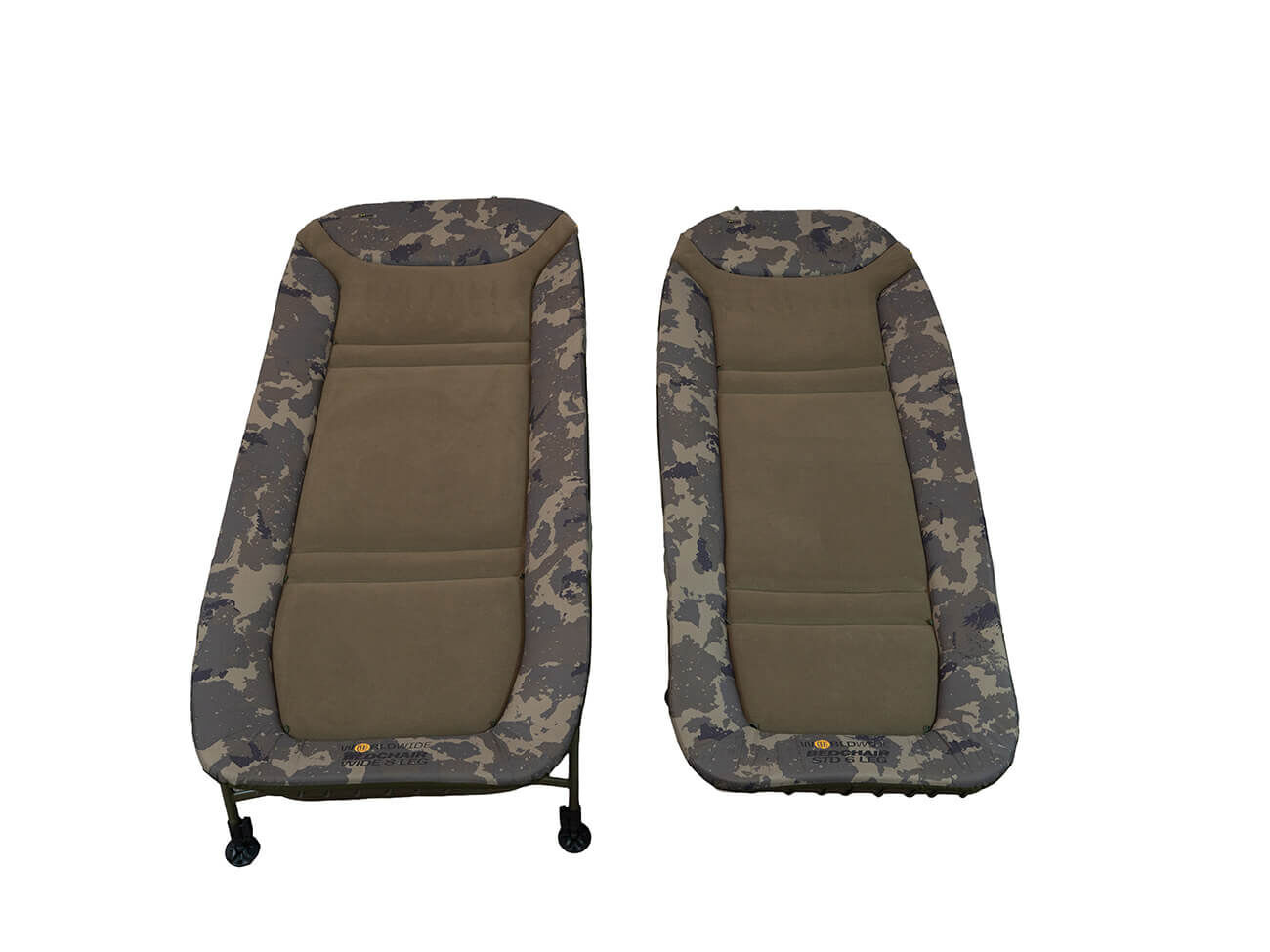 Deux fauteuils-lits pour la pêche à la carpe avec des cadres à motif camouflage et des surfaces de couchage rembourrées vert olive.
