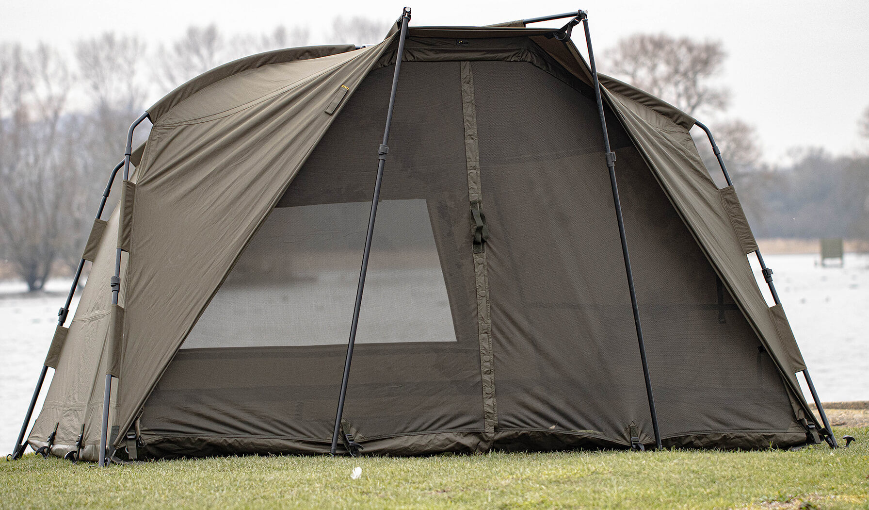 Solar SP Compact Spider Mozzie Mesh Front Odolný rybářský stan poskytující úkryt a pohodlí pro kapraře při jejich výletech.