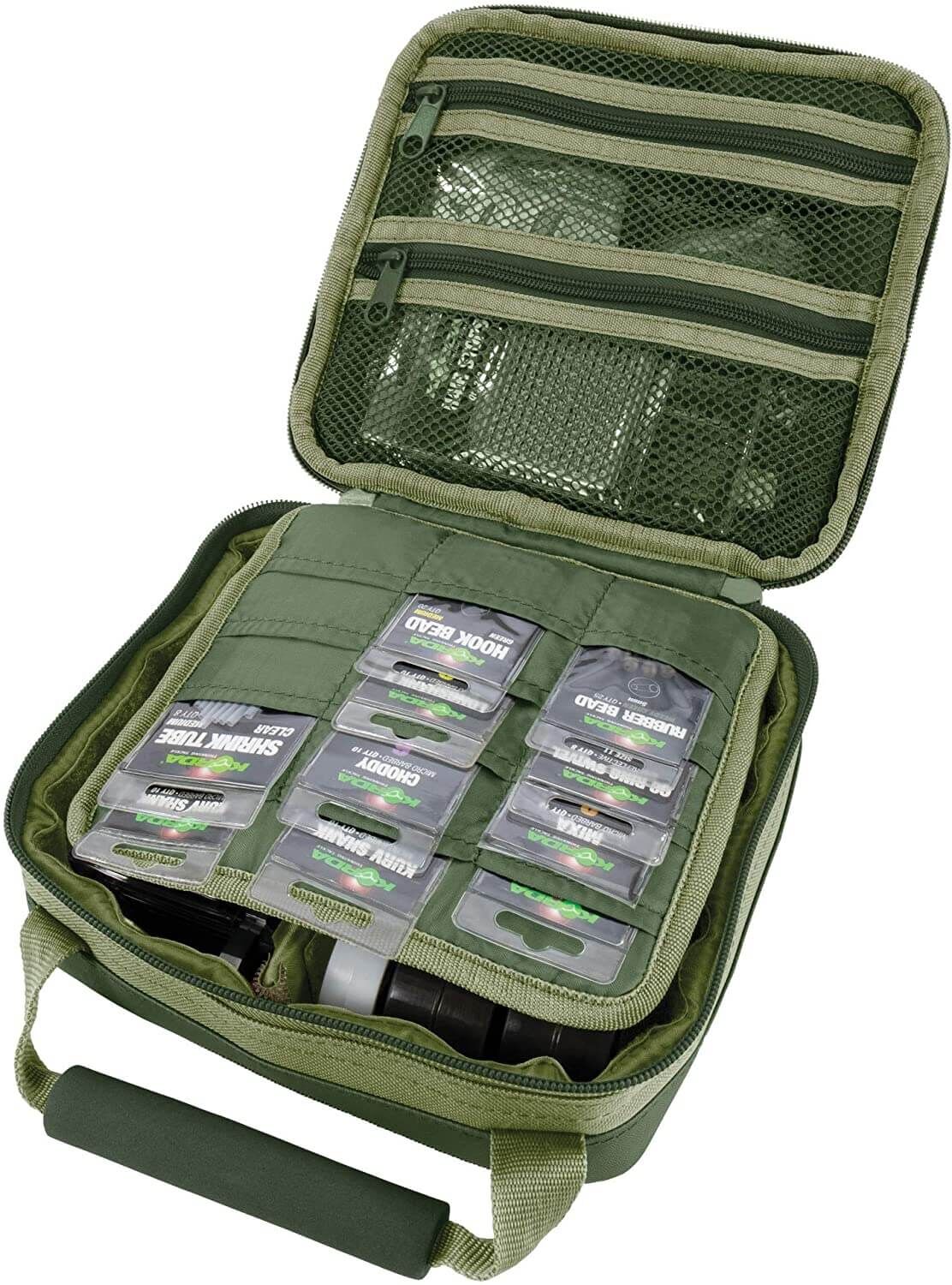 Trakker-NXG_Compact_Tackle_Bag-1 Organisierter Angelkasten mit verschiedenen Angelhaken und Zubehör zum Karpfenangeln.