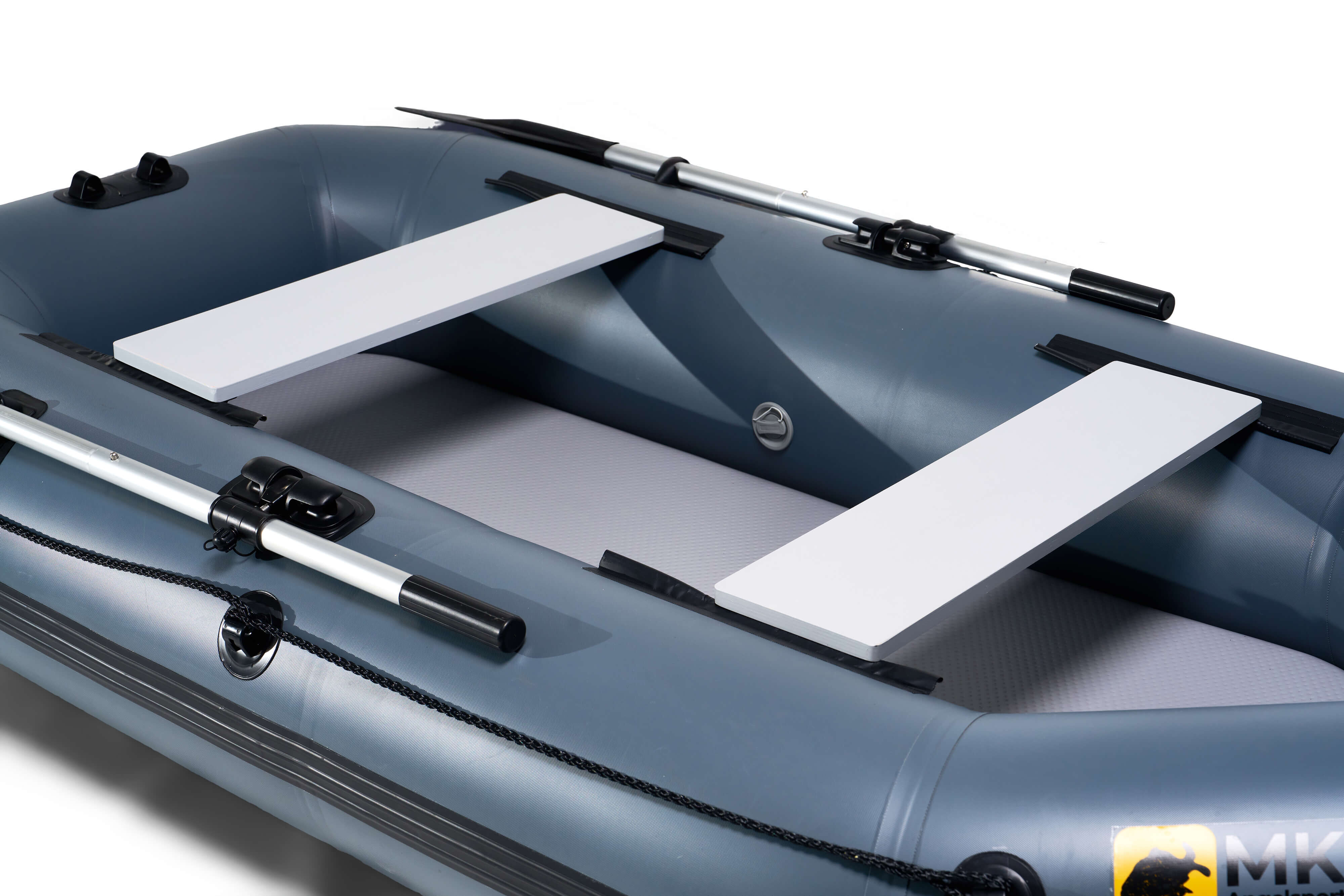 Amplio barco inflable con bancos resistentes, perfecto para aventuras de pesca de carpas.