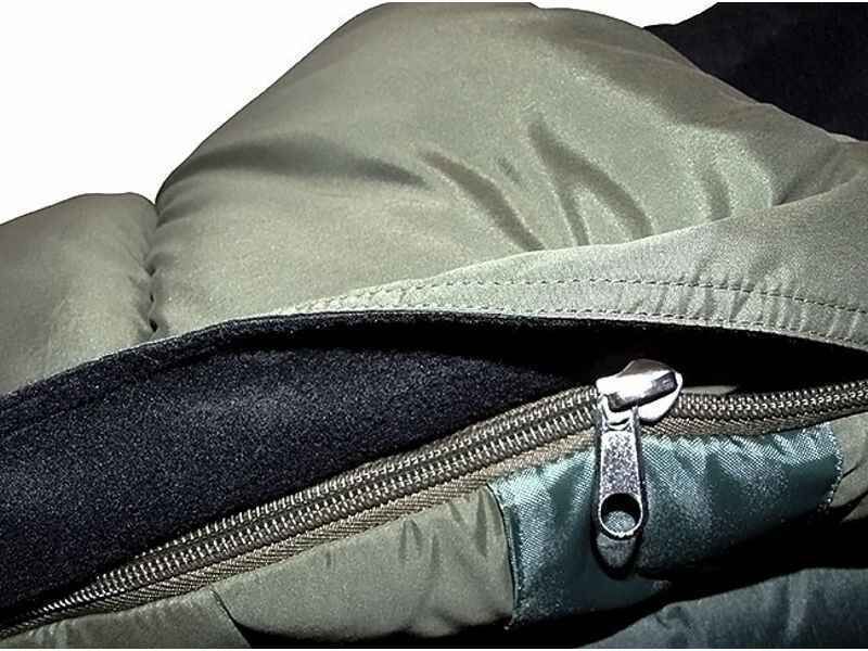 PRO-ZONE-5-Season-Schlafsack-2012-fuer-die-kaelteren-Monate_b10-png549c177186f24 Close-up van de rits van een groene visslaapzak, ideaal voor comfortabele karpervistochten.
