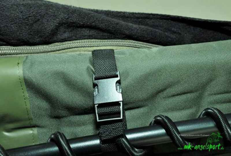 PRO-ZONE-DLX-2-in-1-Schlafsack-_b10-png549c176995218 Close-up van een duurzame vistas met veilige gesp en riem voor karpervistuig.