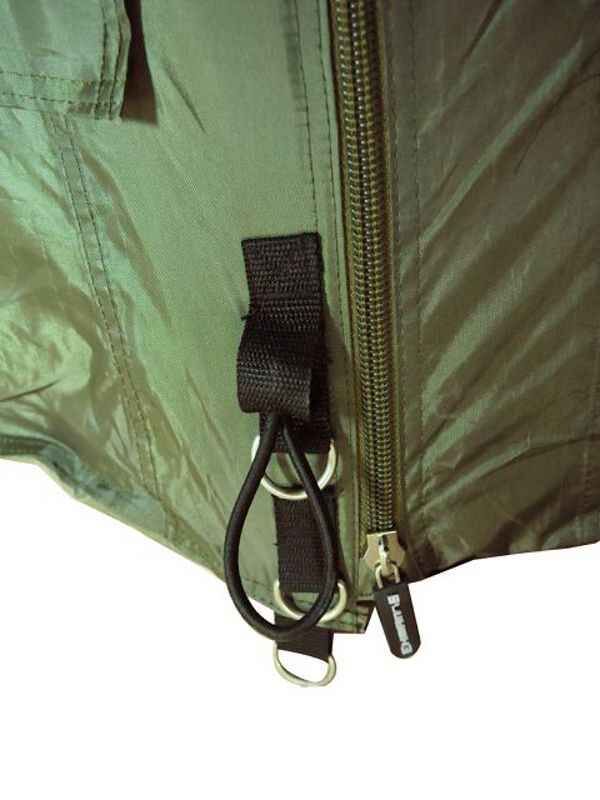 HOT-SPOT-Rock-1-Man-Bivvy_b8-png Detailní záběr na odolný zip a upevňovací systém na rybářském stanu pro kapraře.