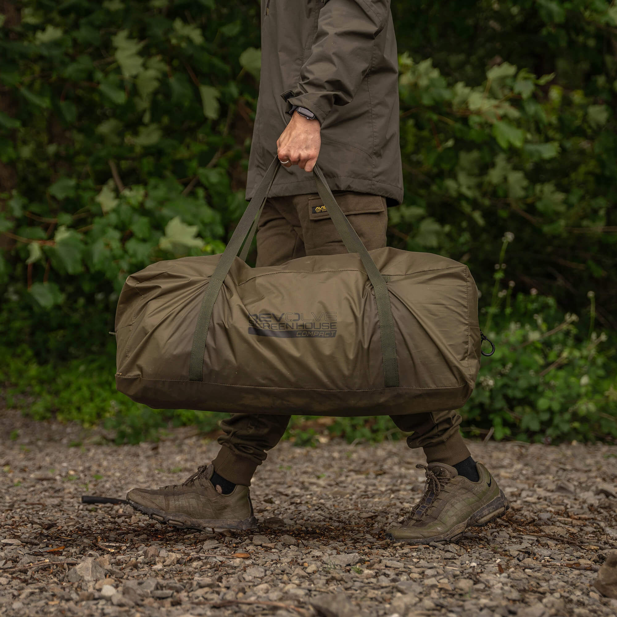 Ein Angler trägt eine robuste Angeltasche, die sich perfekt zum Aufbewahren von Angelgerät und Ausrüstung eignet.