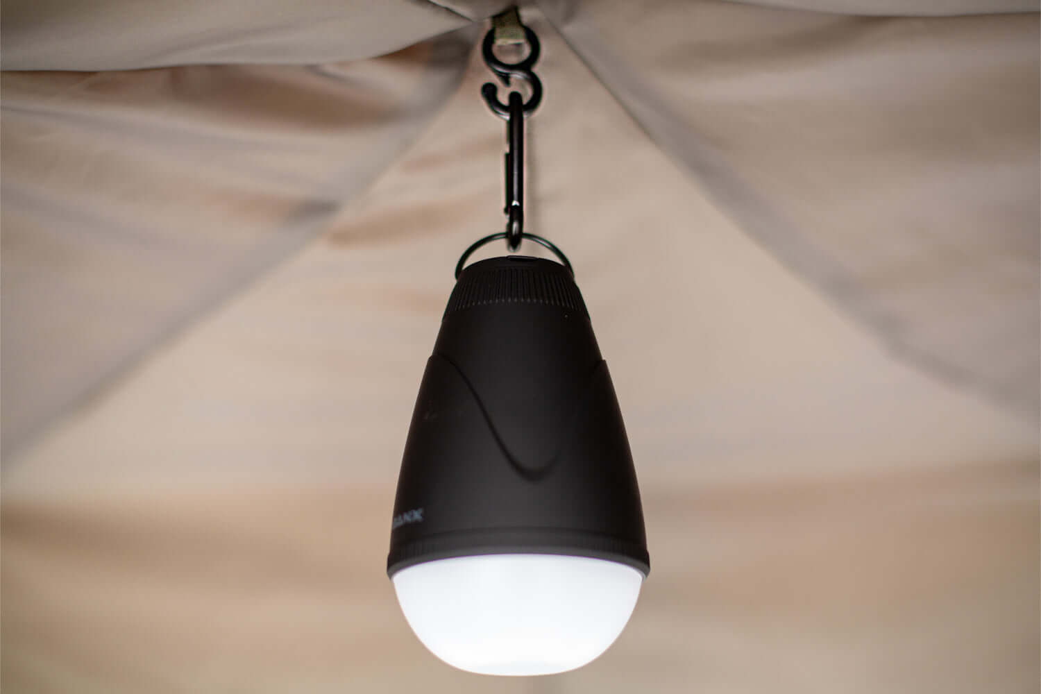 Luz de pesca portátil colgada en una tienda de campaña, perfecta para aventuras de pesca nocturna.