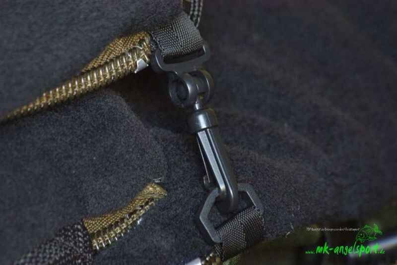 PRO-ZONE-DLX-2-in-1-Schlafsack-_b14-png549c178589966 Close-up van een duurzaam clip-on vistuig, essentieel voor het karpervissen.