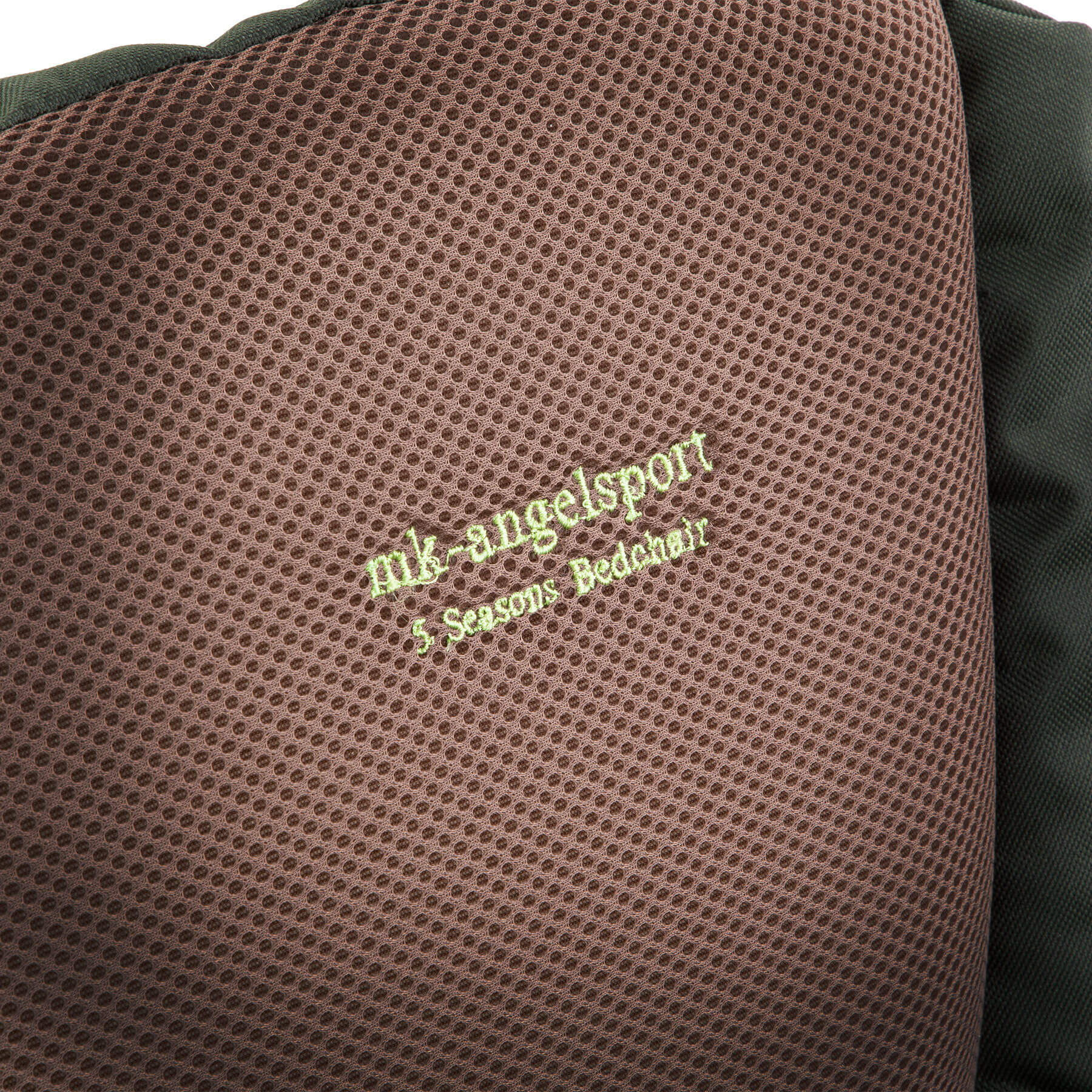 MK-Angelsport-5-Seasons-8-Bein-Bedchair-deluxe-Liege_b2-png Das Kopfteil dieser Angelliege lässt einen Vergleich mit einer Campingliege problemlos zu.