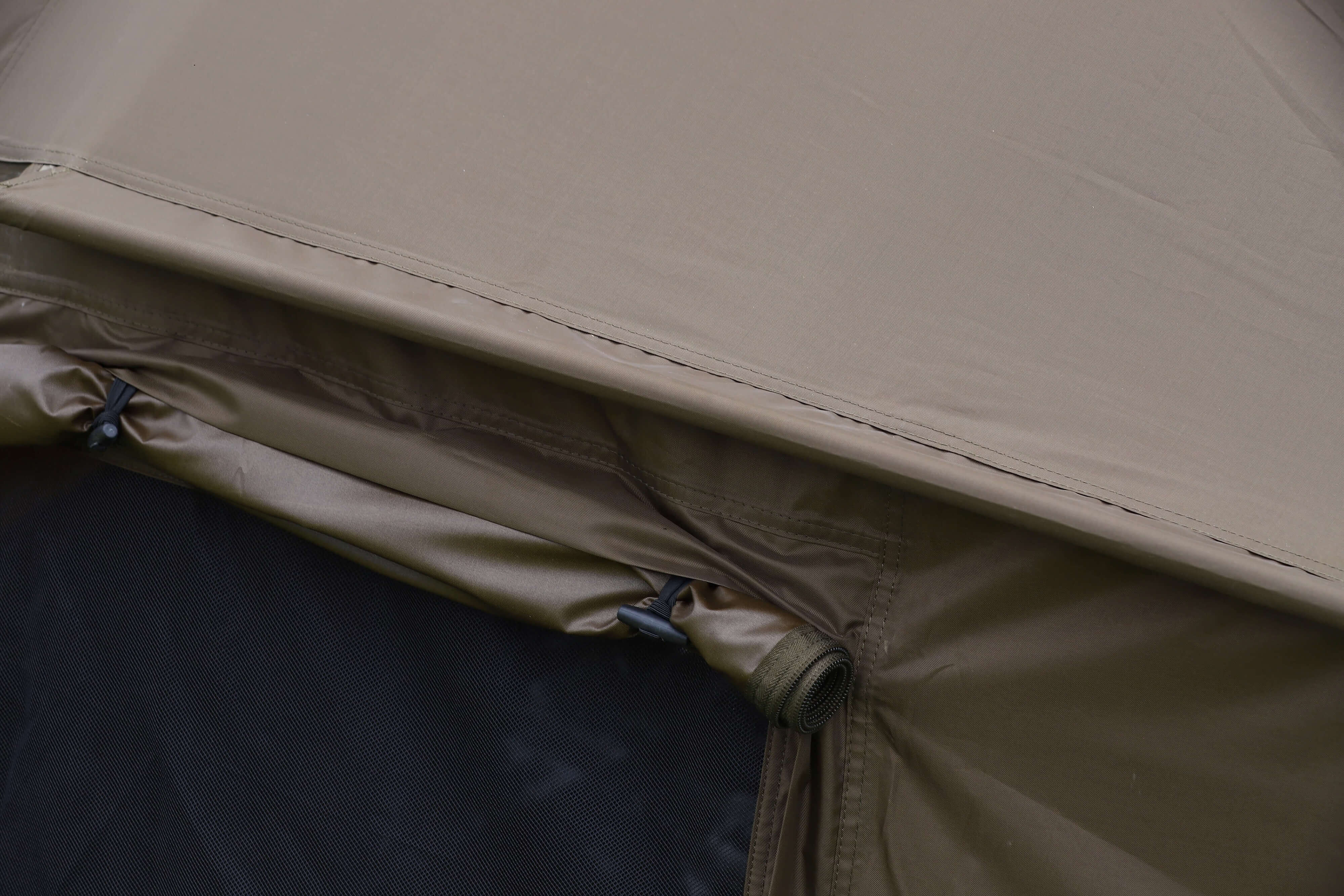 Tenda da pesca resistente con fissaggi sicuri, perfetta per i carpisti che effettuano lunghi viaggi.