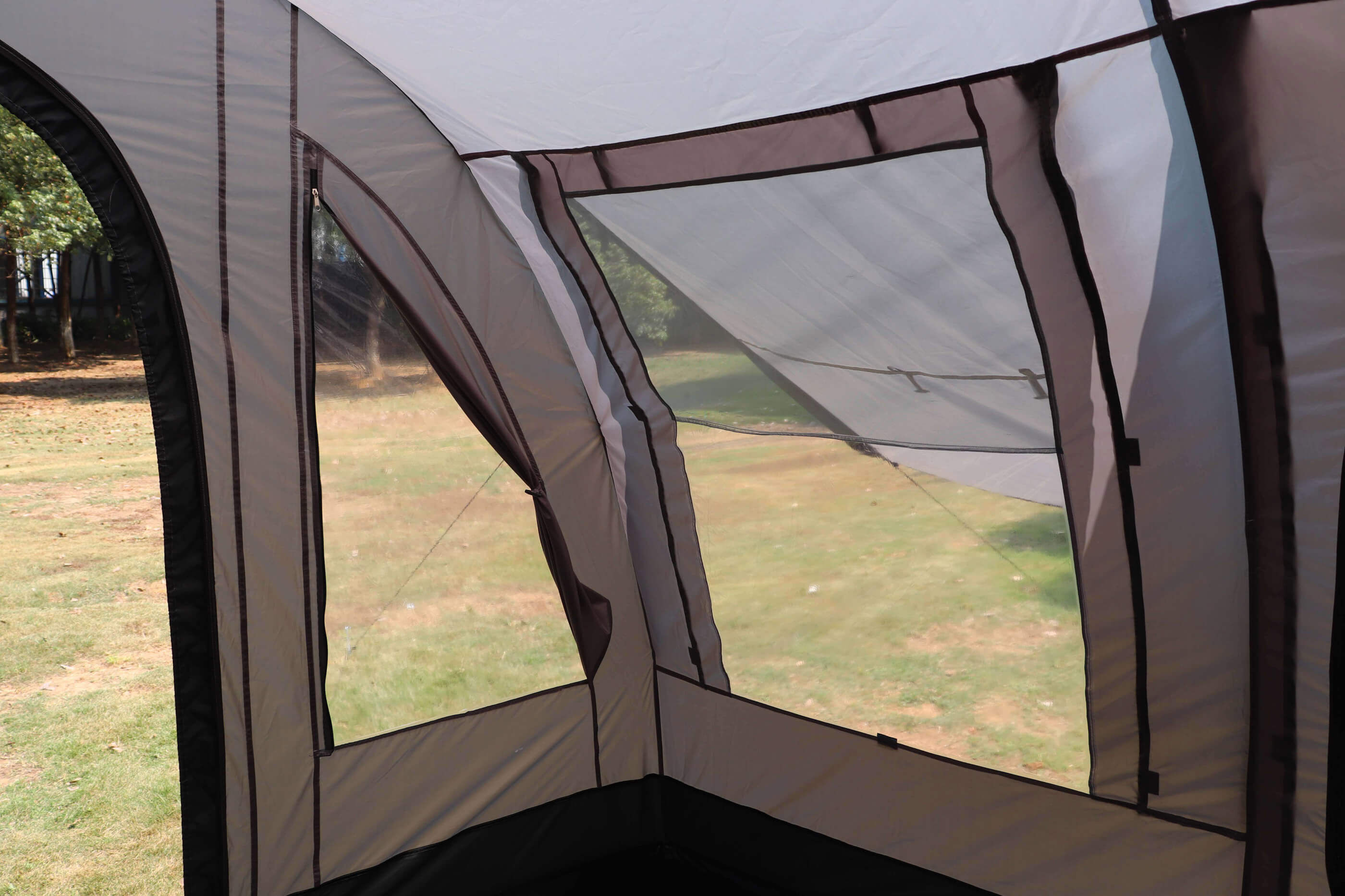 campingzelt-4-personen-4 Vista interior de una espaciosa tienda de pesca con ventanas de malla para ventilación.