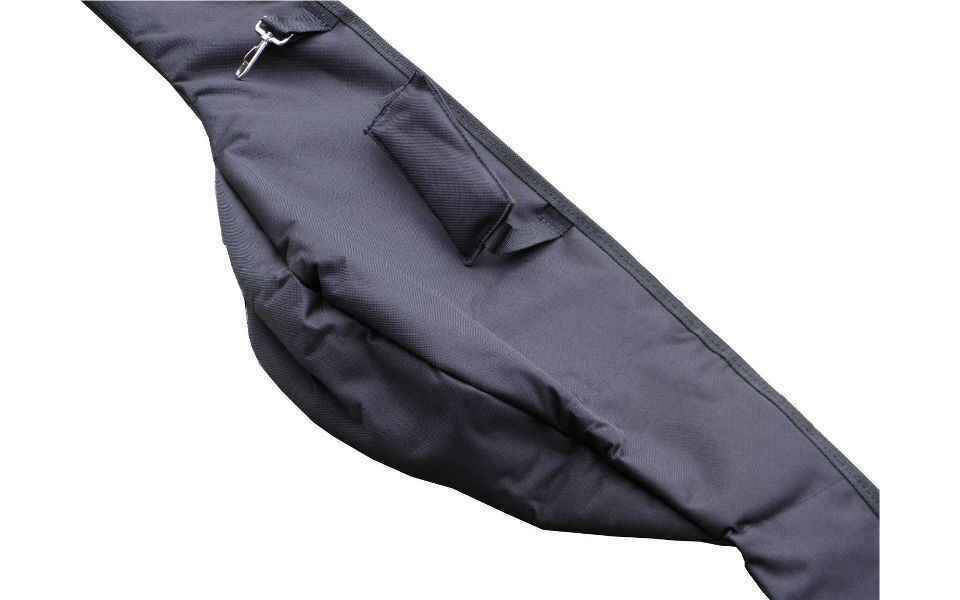 CM-Einzelfutteral-13-Black-line-Edition_b2-png Bolsa duradera para caña de pescar diseñada para pescadores de carpas, que ofrece protección y fácil transporte.
