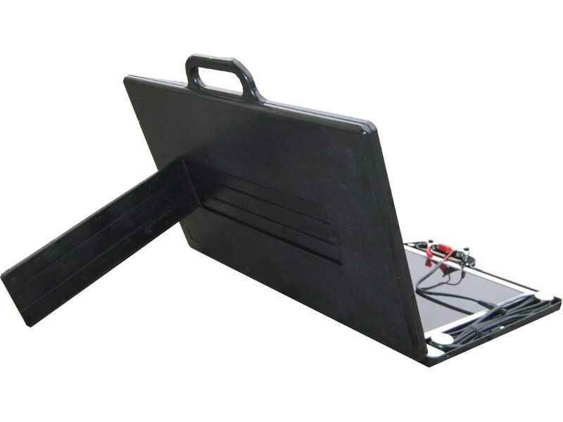 Solarladegeraet-im-Koffer_b2-png Robuste Angelbox zum Karpfenangeln mit Fächern zum Organisieren von Ausrüstung und Werkzeugen.