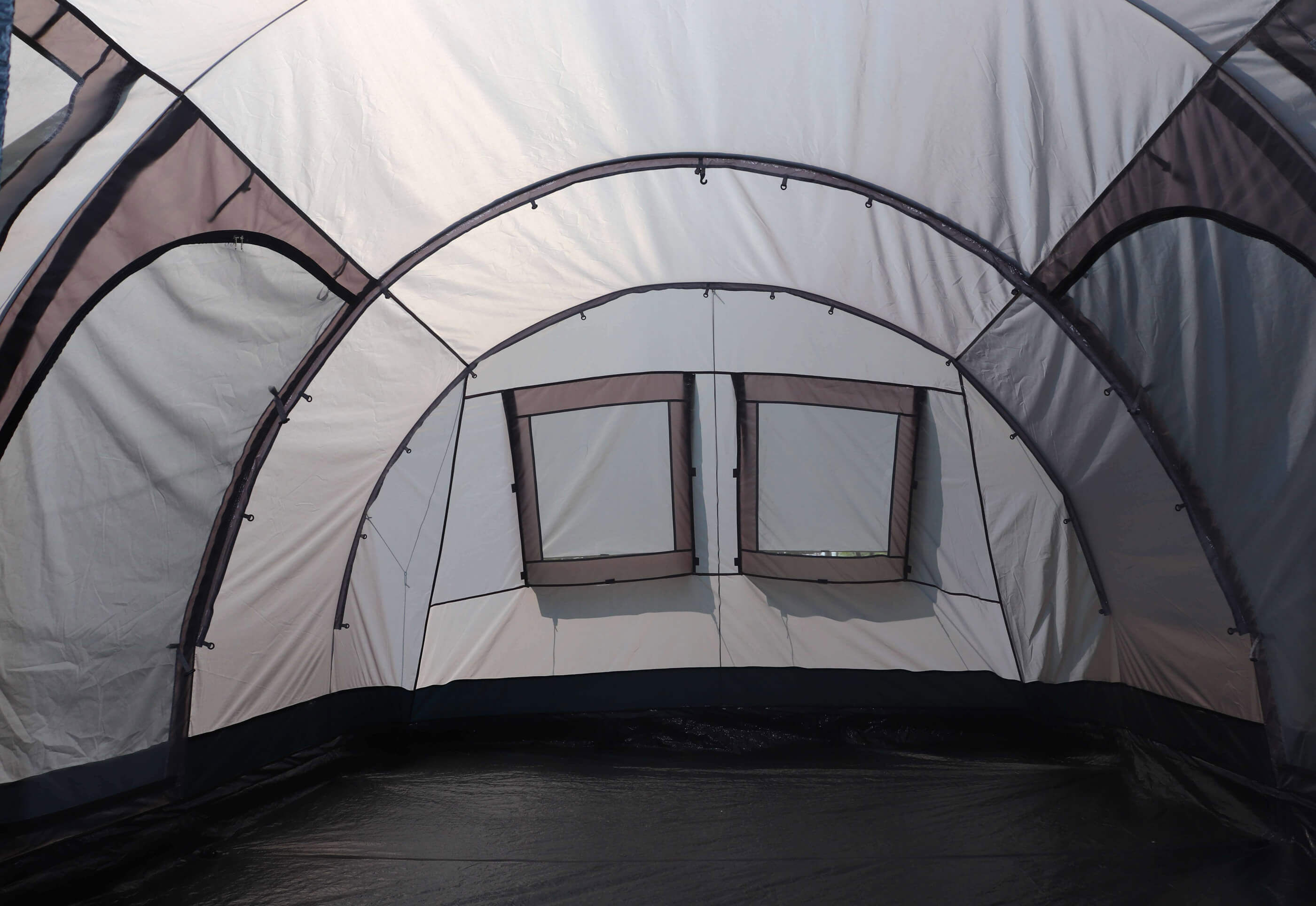 campingzelt-4-personen-7 Vista interior de una espaciosa tienda de pesca, perfecta para que los pescadores de carpas se mantengan cómodos.