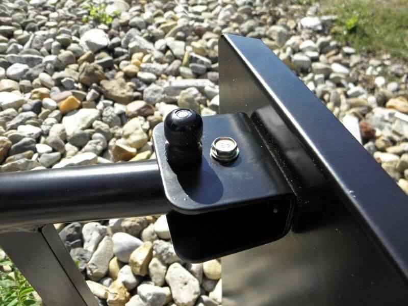 Gigant-Bivvy-Table4 Nahaufnahme einer stabilen Rutenhalterbefestigung für Karpfenangelausrüstung in felsigem Gelände.