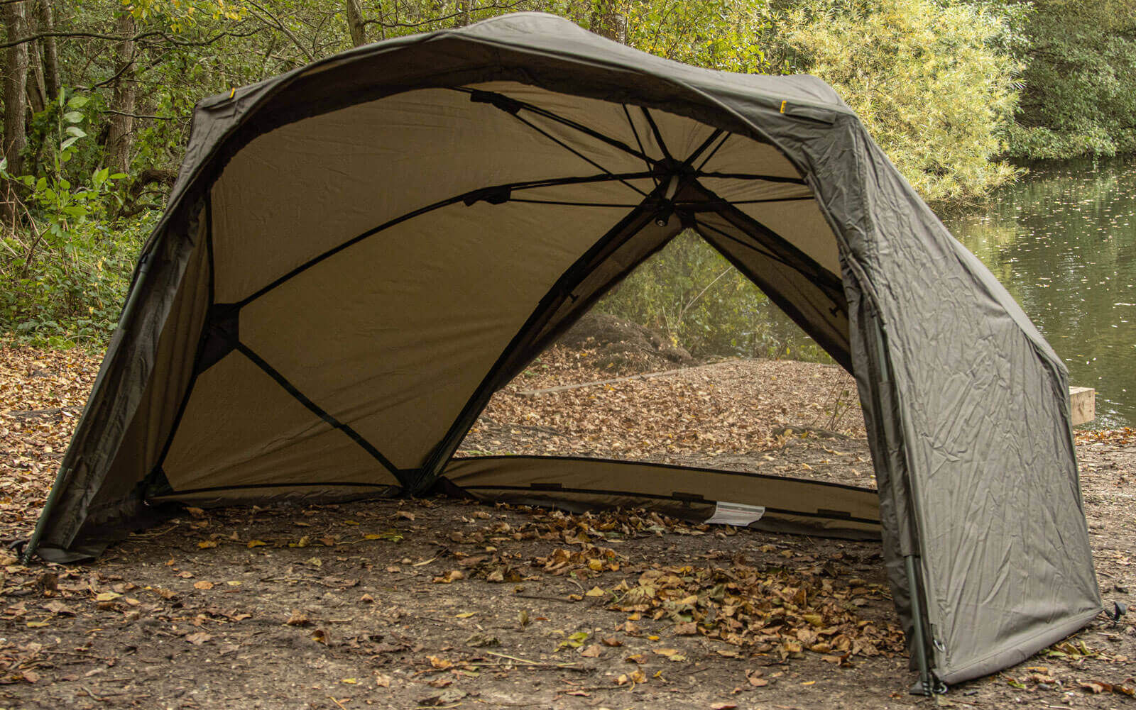 solar-ug01-brolly-4 Ein geräumiger Angelunterstand direkt am Wasser, ideal für Karpfenangler.