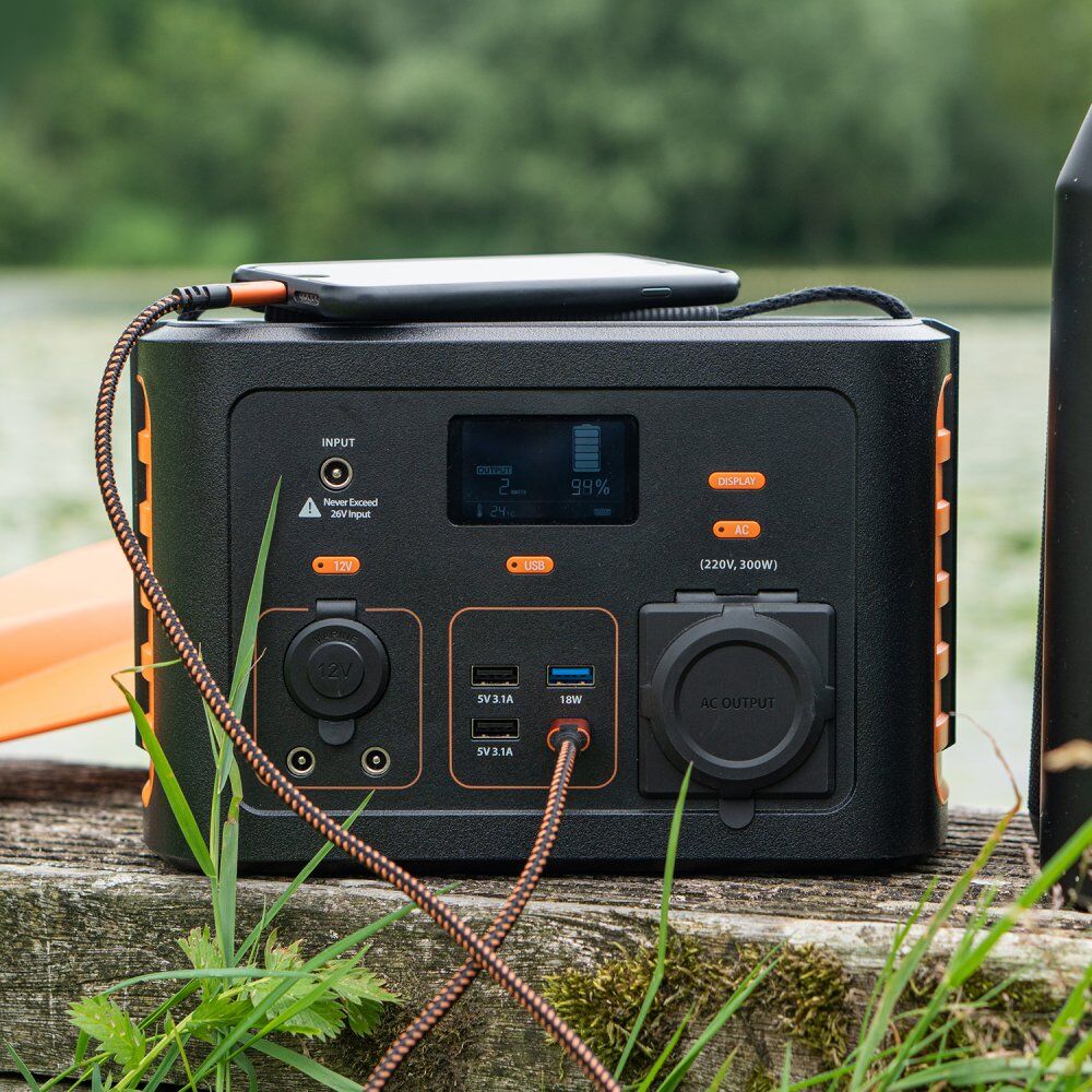 Přenosná elektrárna pro rybáře, ideální pro nabíjení zařízení při rybaření.