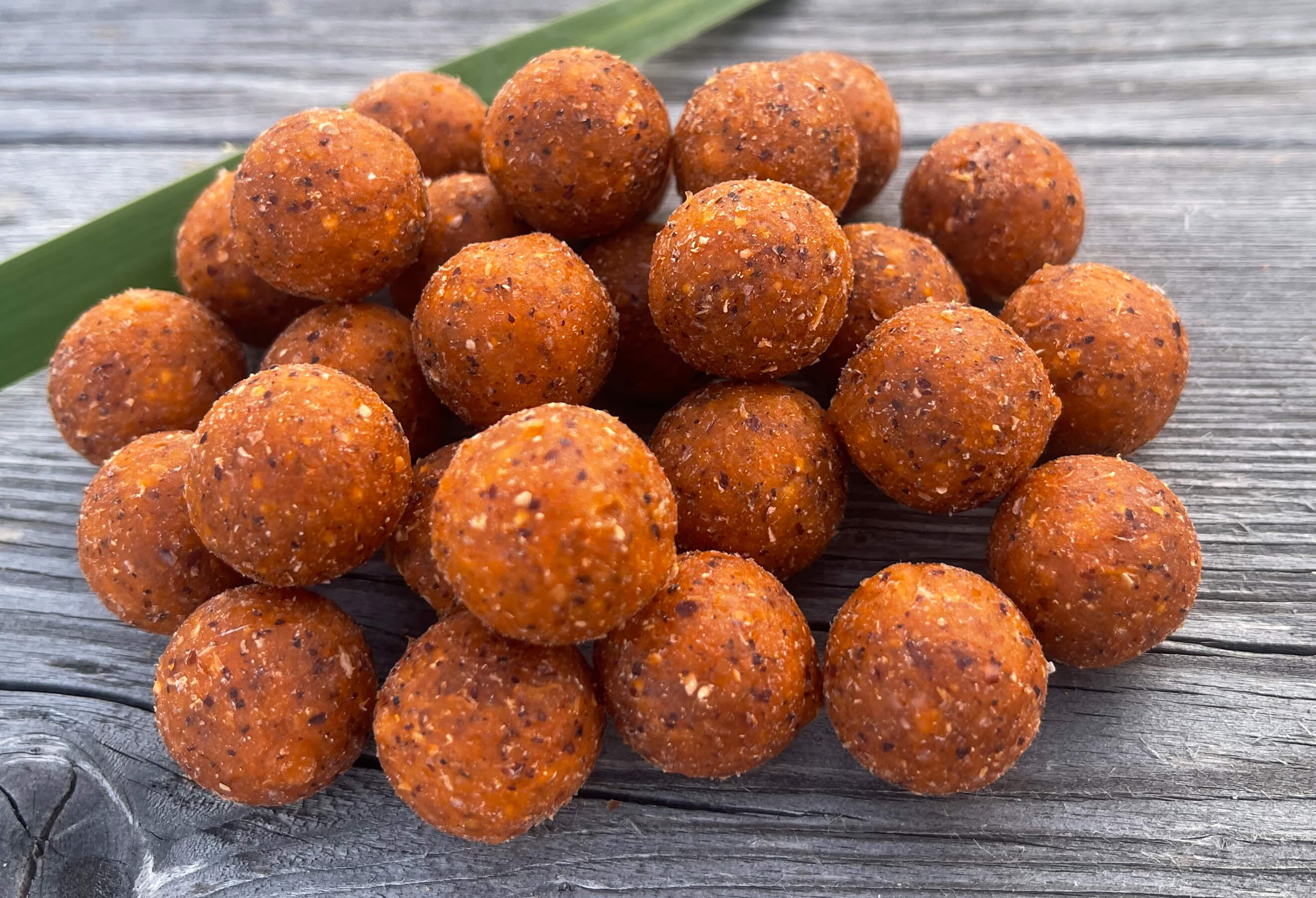 Un montón de bolas de cebo para carpas de alta calidad, perfectas para atraer carpas durante las salidas de pesca.