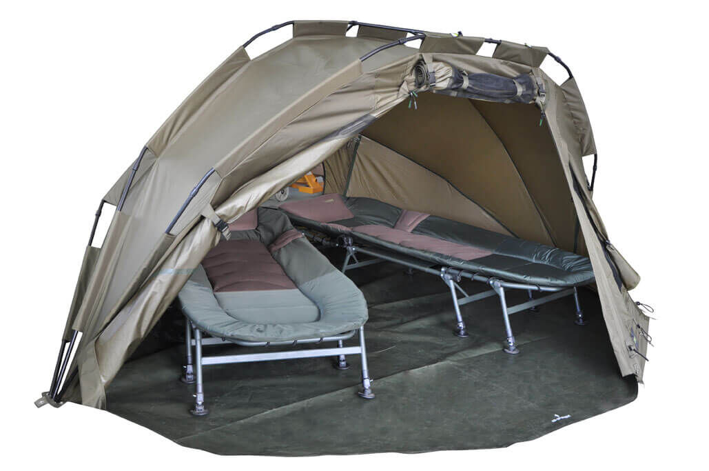 angelzelt-aufgebaut Comodo rifugio da pesca con lettini per carpisti, perfetto per le uscite notturne.
