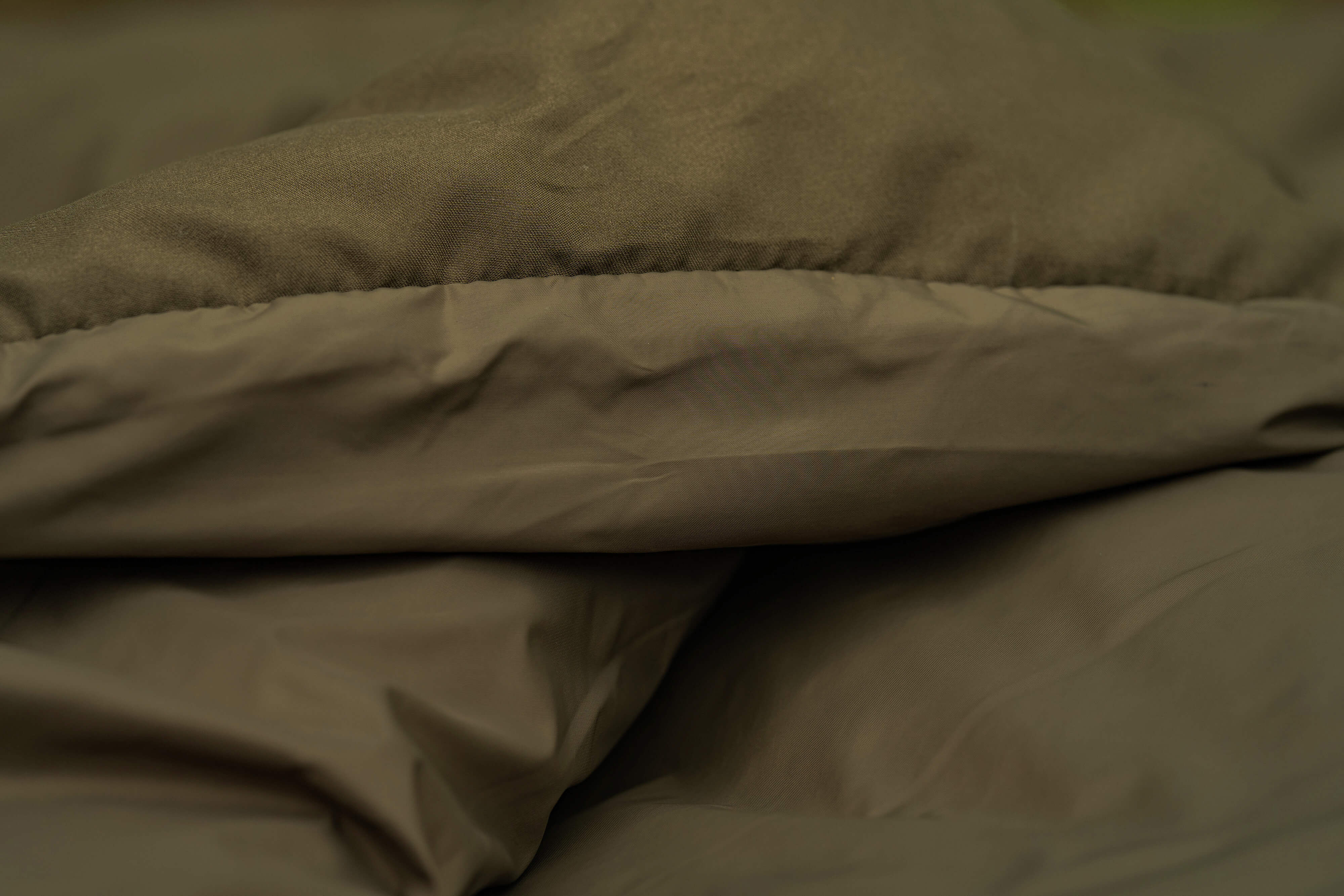 Acogedor saco de dormir para pescadores, perfecto para pasar cómodas noches junto al agua mientras pescan carpas.
