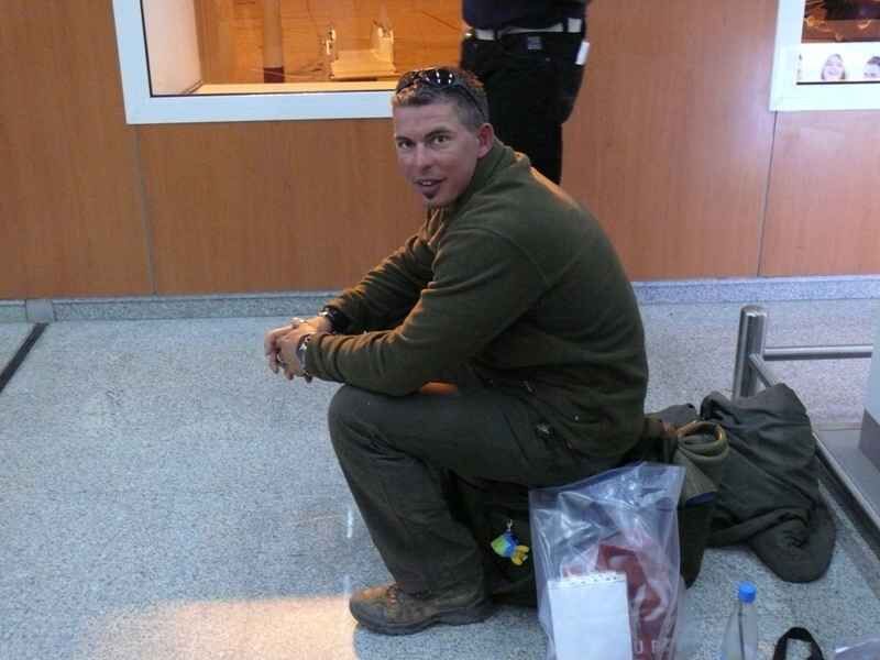 Flughafen-Casablanca-R-ckflug-2 Angler ruht sich mit Angelausrüstung aus und ist bereit für ein Abenteuer beim Karpfenangeln.