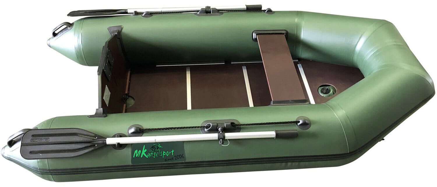 Robustes grünes Schlauchboot, ideal für Karpfenangelabenteuer und einfacher Transport.