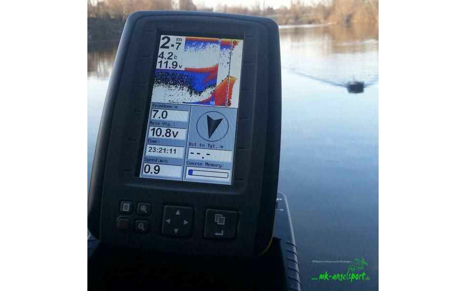 Seaview-Farbecholot-mit-GPS-und-Kompass_b2-png Display del fishfinder che mostra profondità, temperatura e stato della batteria per la pesca alla carpa.