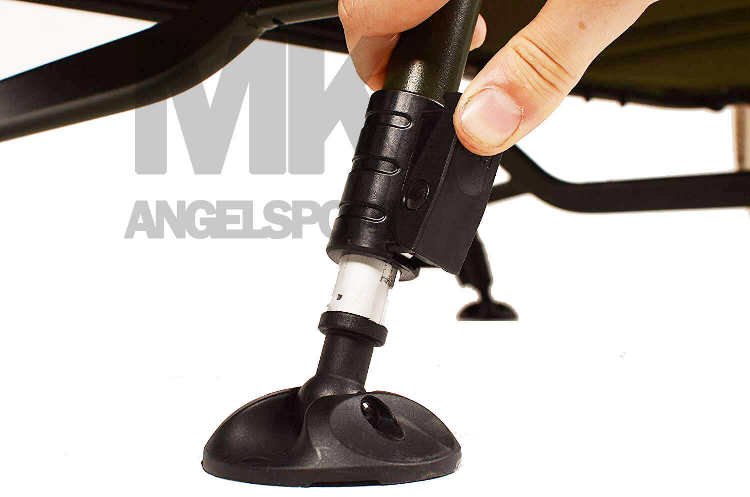 solar-CH02-bedchair-4 Die großen Schlammfüße sind perfekt für weiche Untergründe und können sogar mittels Heringen im Boden verankert werden.