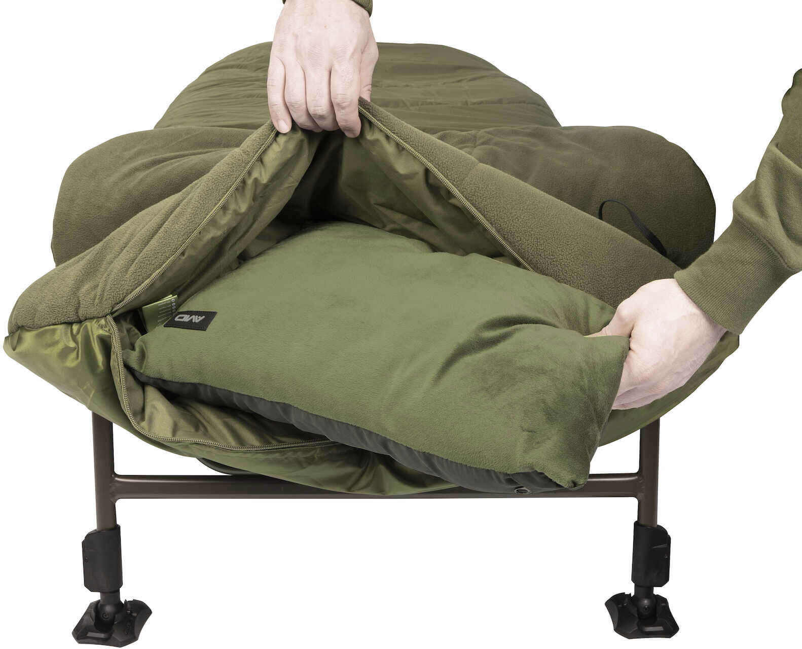 Der Avid Thermo Schlafsack wird mit einem herausnehmbaren Kopfkissen geliefert.