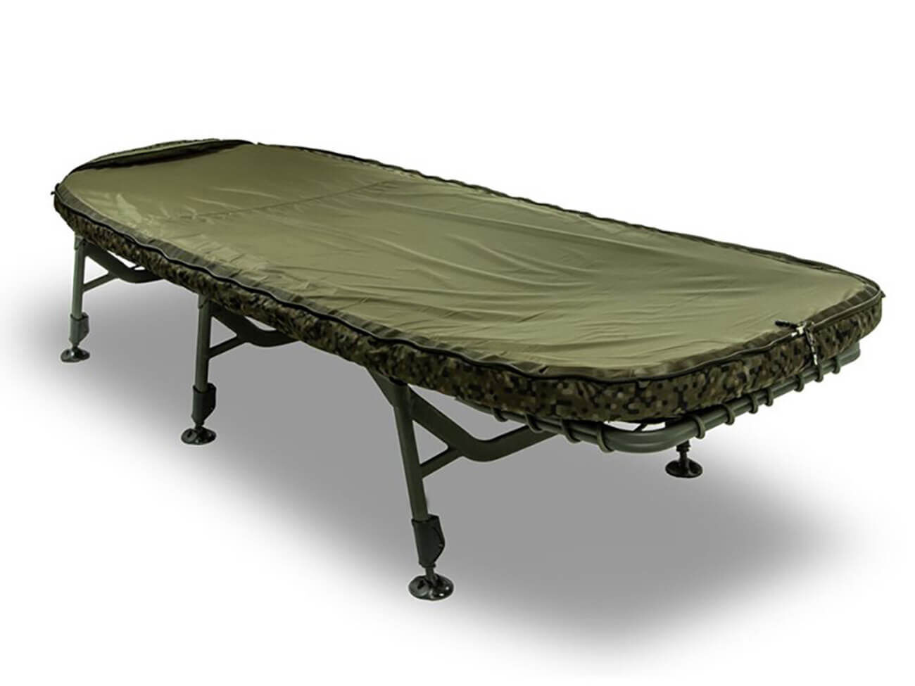 Een stevige karperstretcher met verstelbare poten en een gevoerde framerand met camouflagepatroon.