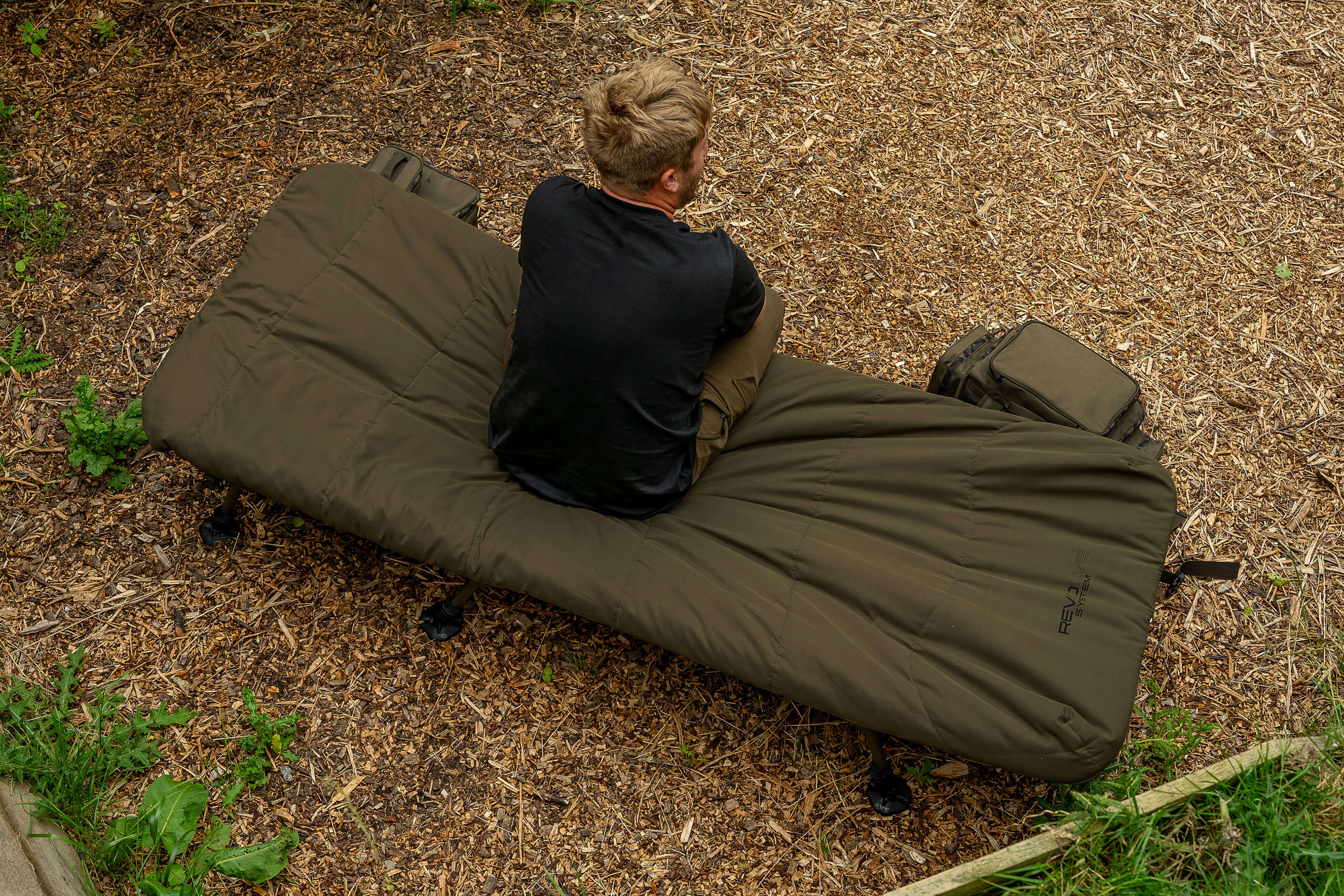 Una cómoda silla cama para pescador, perfecta para largas sesiones de pesca, que proporciona relajación y apoyo.