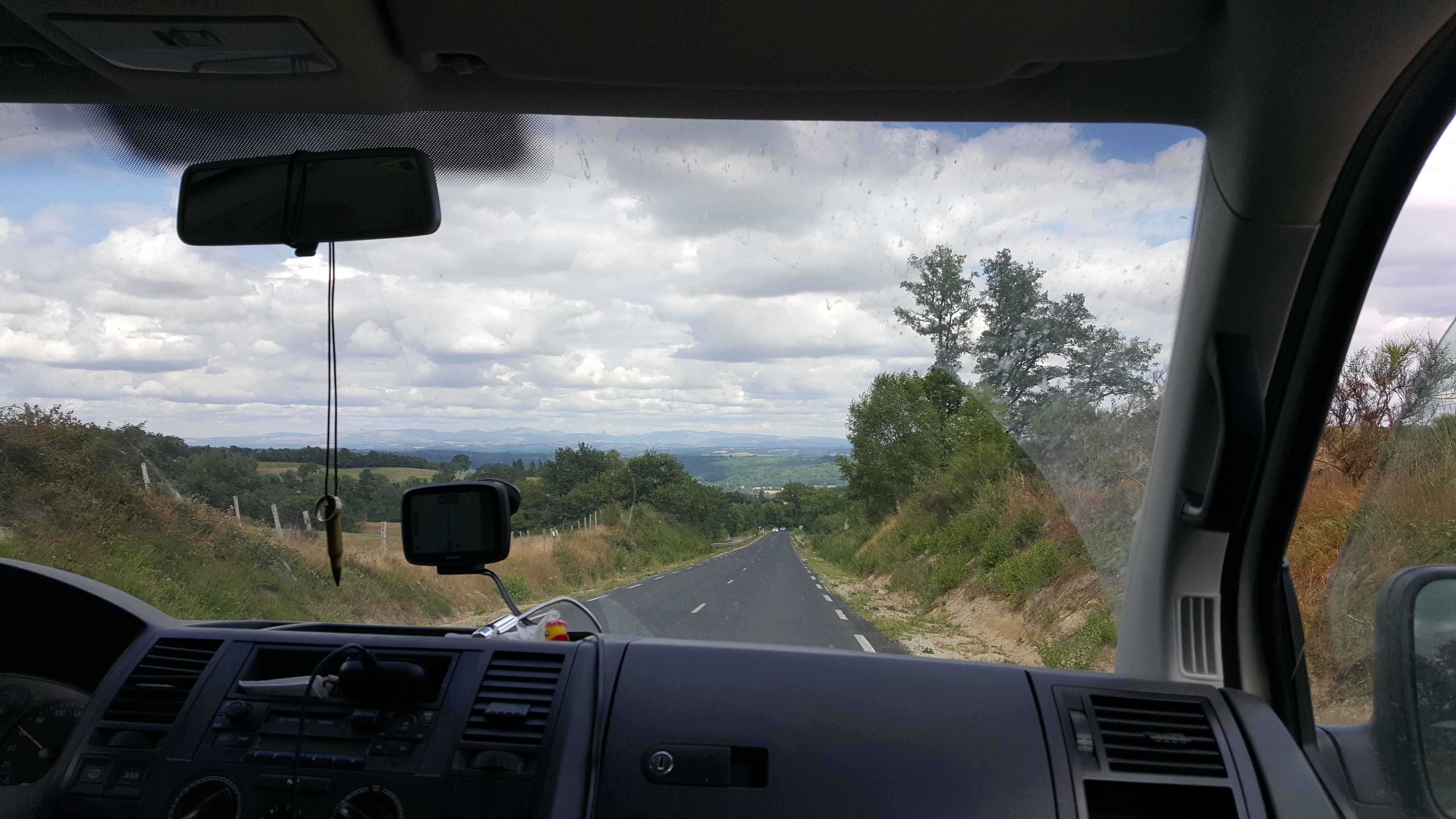 014 Malerische Aussicht von einem Fahrzeug aus, perfekt für Angler, die zu ihrem Lieblingsangelplatz unterwegs sind.