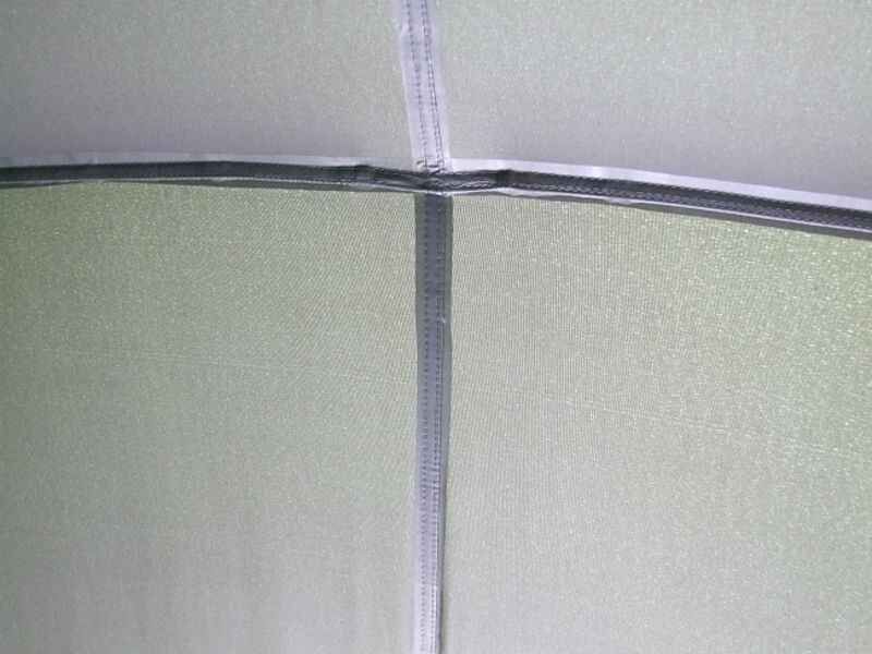 HOT-SPOT-SI-Maxi-3-Man-Overwrap-_b7-png Close-up van de binnenstof van een visserstent, ideaal voor karpervissers die beschutting zoeken.