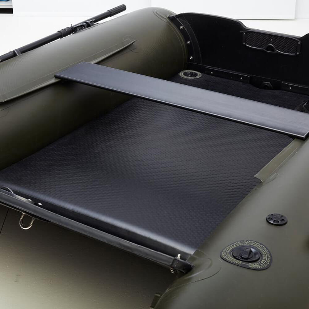 prologic-70719-7 Interior de barco de pesca inflable con piso resistente, ideal para aventuras de pesca de carpas.